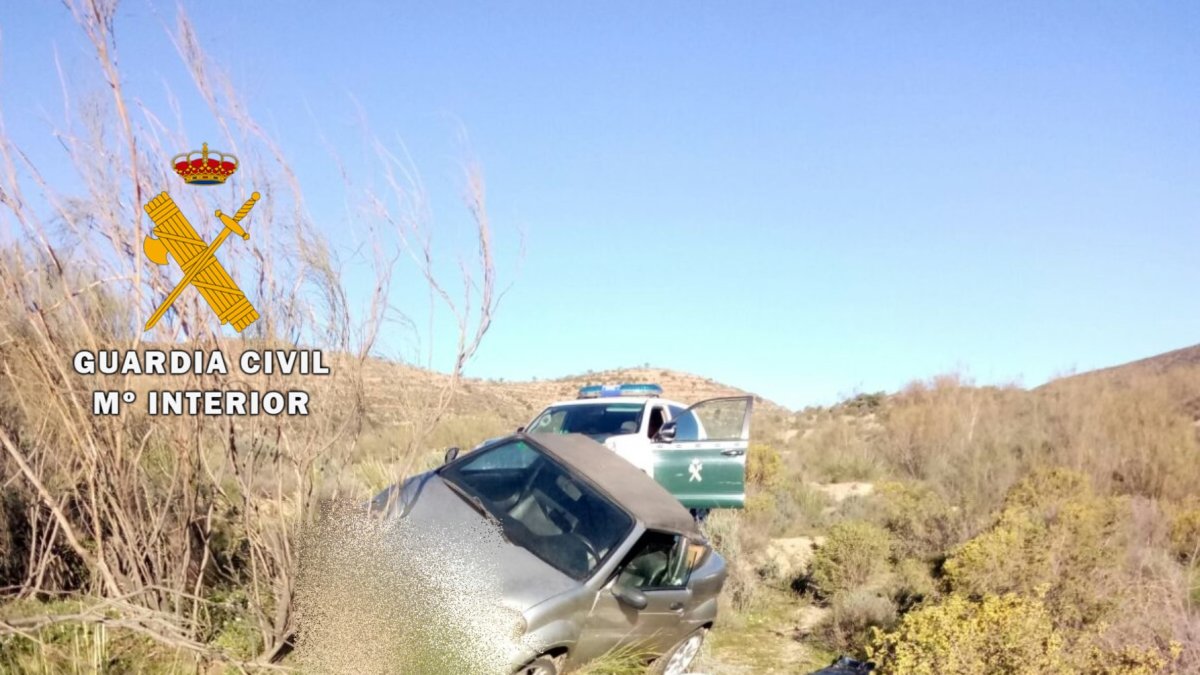 El coche volcó tras salirse del camino.