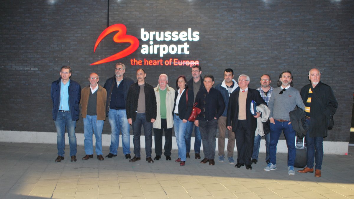 Los miembros de la Mesa del Tren, a su llegada al aeropuerto de Bruselas