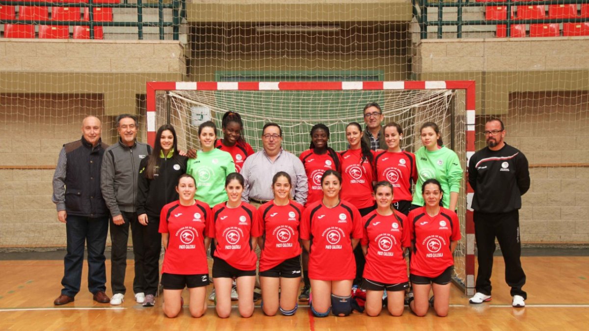 Las campeonas con el concejal José Juan Rubí.