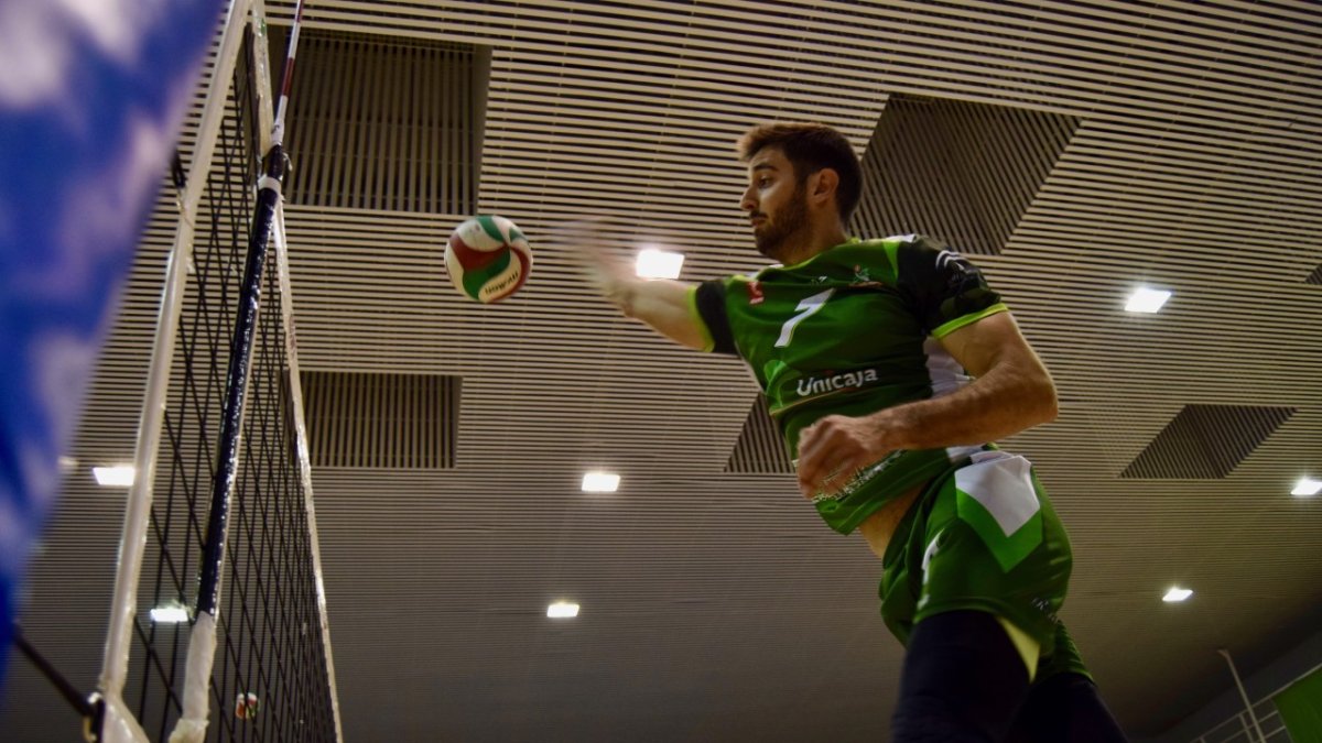 Juanmi en acción de remate.