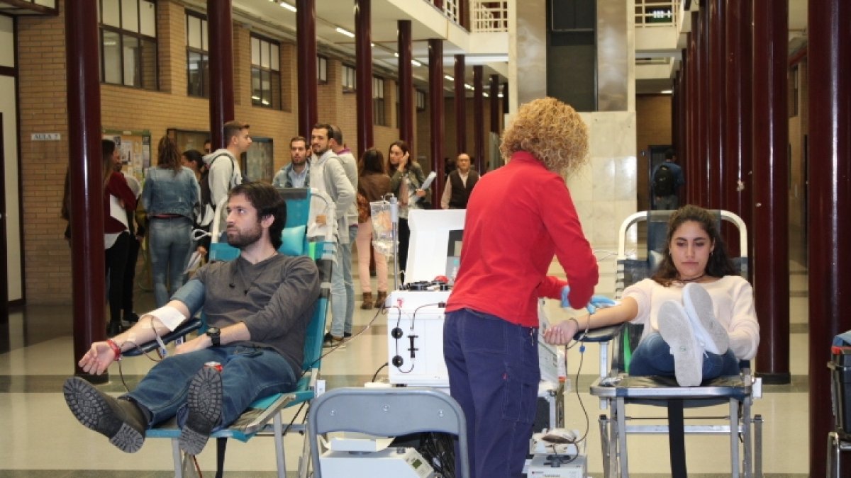 Dos universitarios, ayer donando sangre en la macro-colecta organizada en la UAL.
