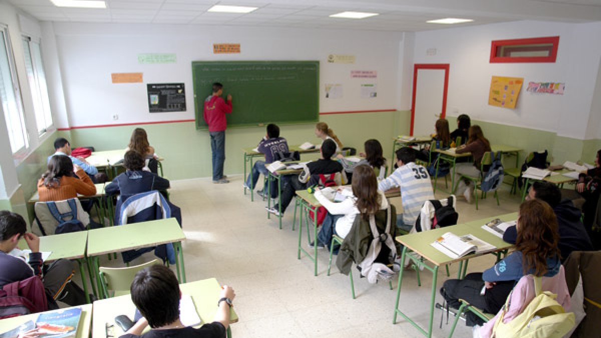 Un profesor da clase en un aula en un instituto.