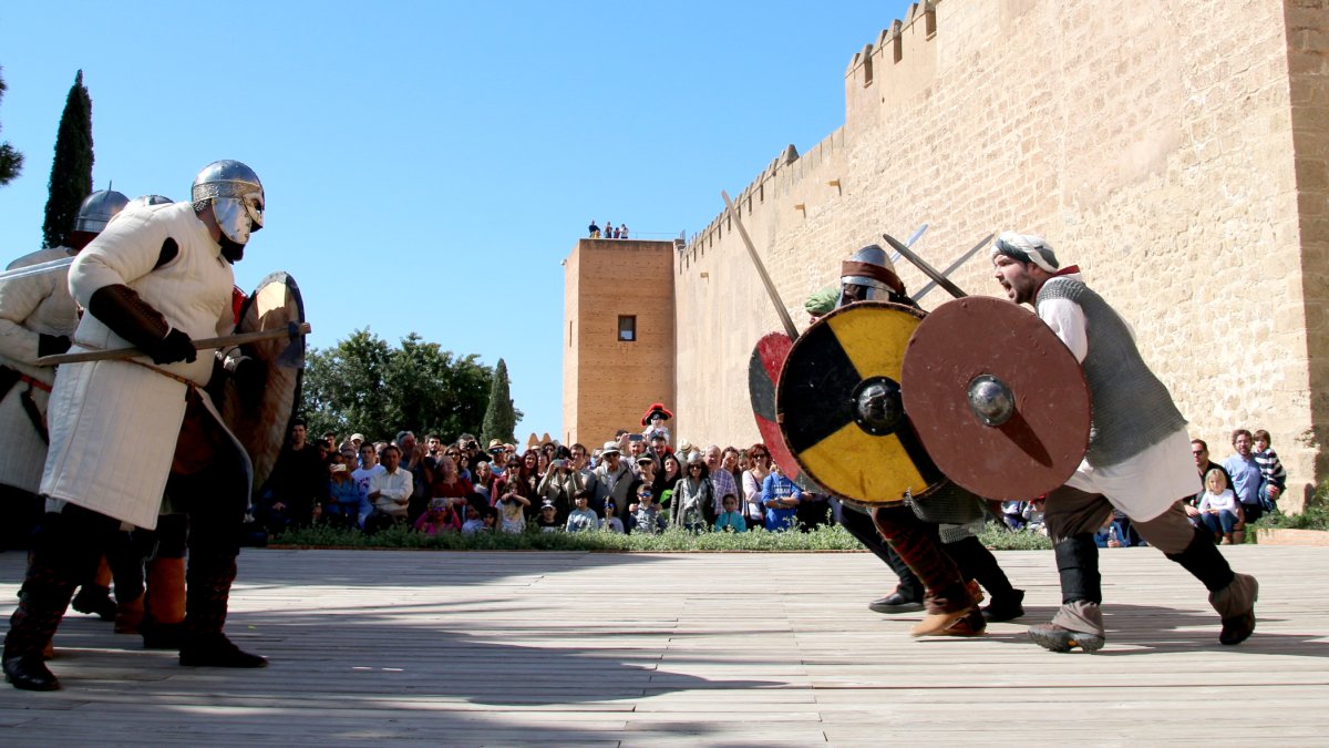 Cuando los vikingos intentan atacar la fortaleza, los guerreros andalusíes ofrecen batalla.