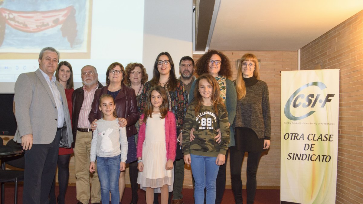 Foto de familia de ganadores y organización.