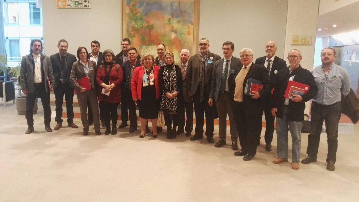 Miembros de la Mesa del Tren con técnicos y la vicepresidenta de la Comisión de Agricultura del PE, Clara Aguilera