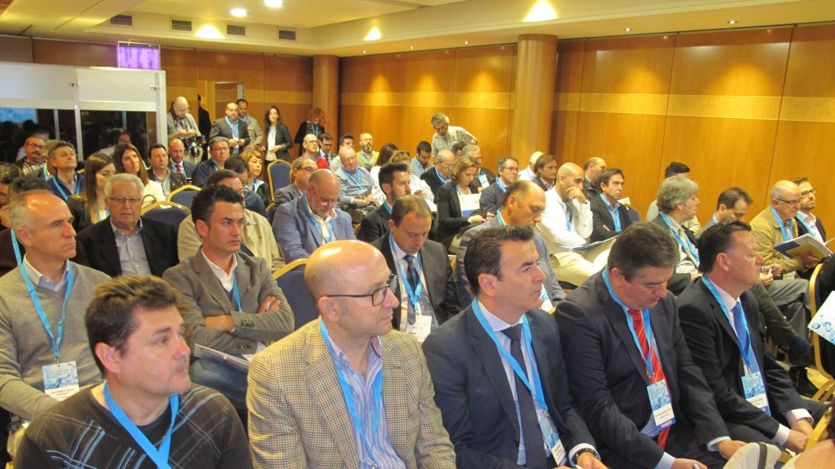 Directivos y empresarios llenaron ayer la sala del hotel AC en la Jornada sobre agua.
