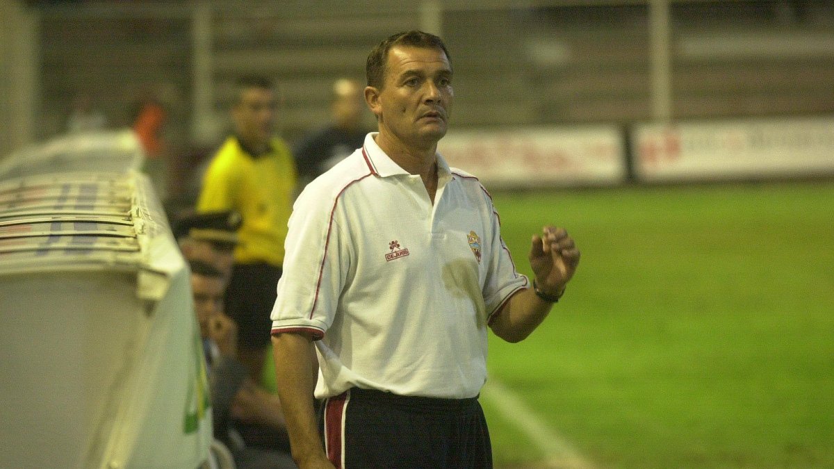 Juan Casuco puso de moda aquello de correrlos a gorrazos.