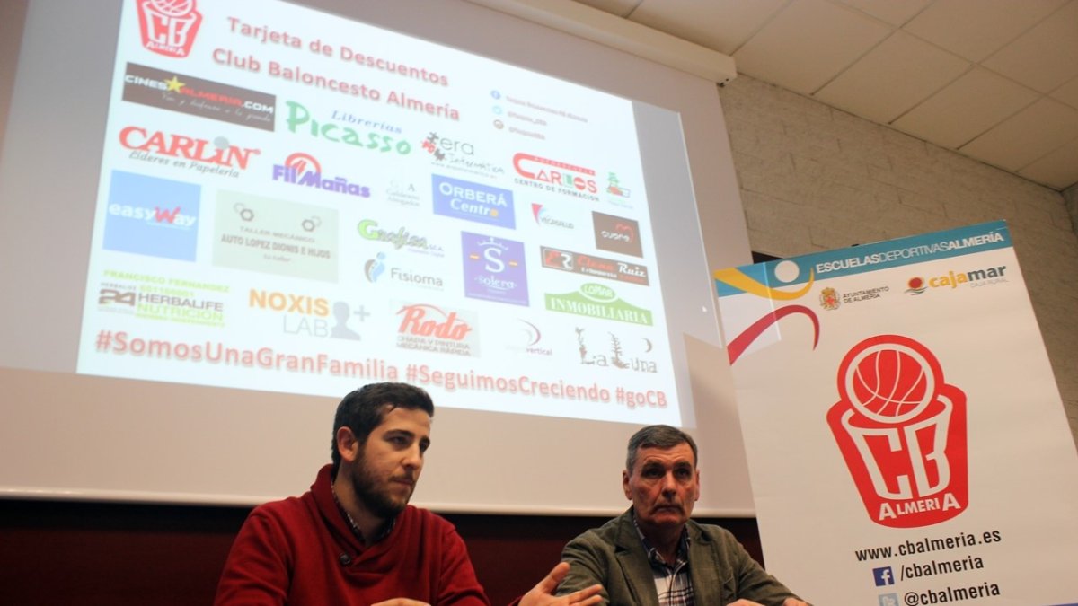 Paco Rueda en la presentación de la tarjeta.