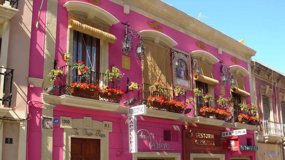 Fachada del Casco Histórico adornada con macetas