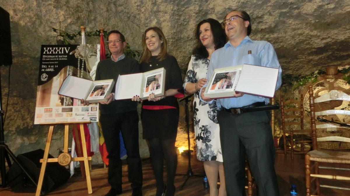 Alberto Bascuñana, autor de la fotografía del cartel, la presentadora Ana Martínez Labella, la presidenta de El Morato Lola de Quero y el autor del c