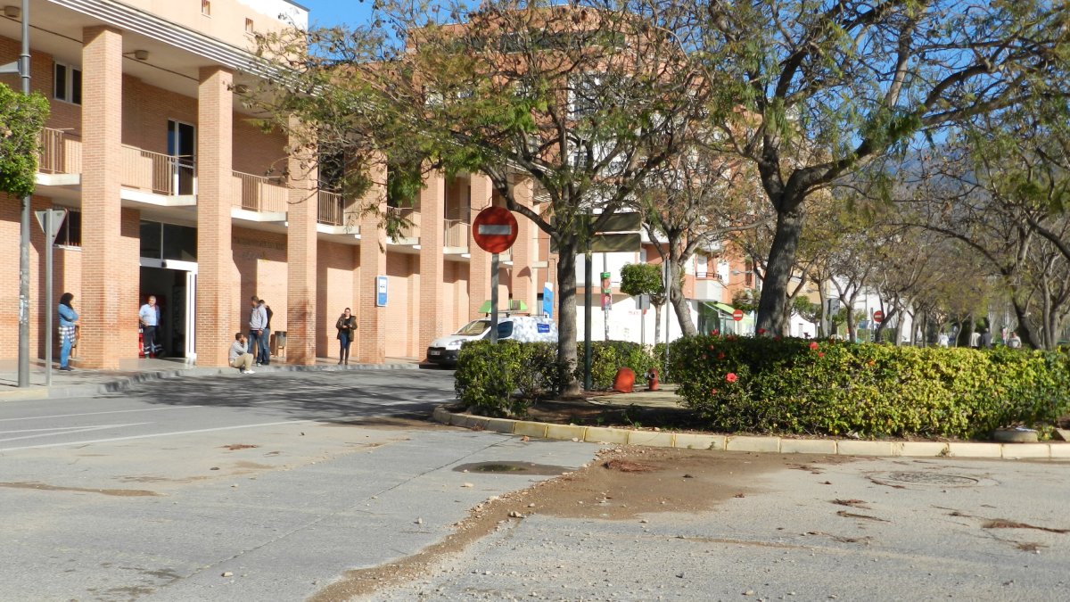 Restos de la tierra arrastrada por el agua en la rotonda de la estación de autobuses.