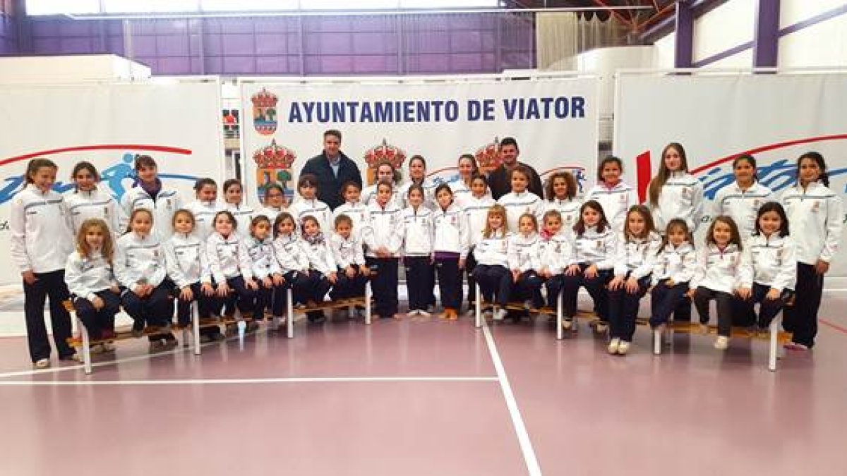 El alcalde y su equipo con las deportistas.