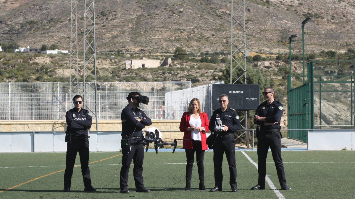La alcaldesa de Níjar, con agentes de la Policía Local, durante la demostración con drones.