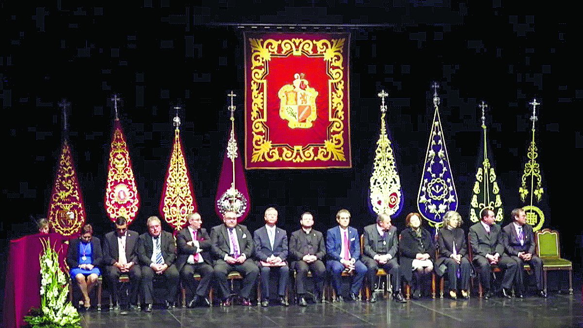 Los hermanos mayores de las Hermandades y Cofradías virgitanas, junto al alcalde, Antonio Torres; el párroco de la iglesia parroquial de la Anunciaci