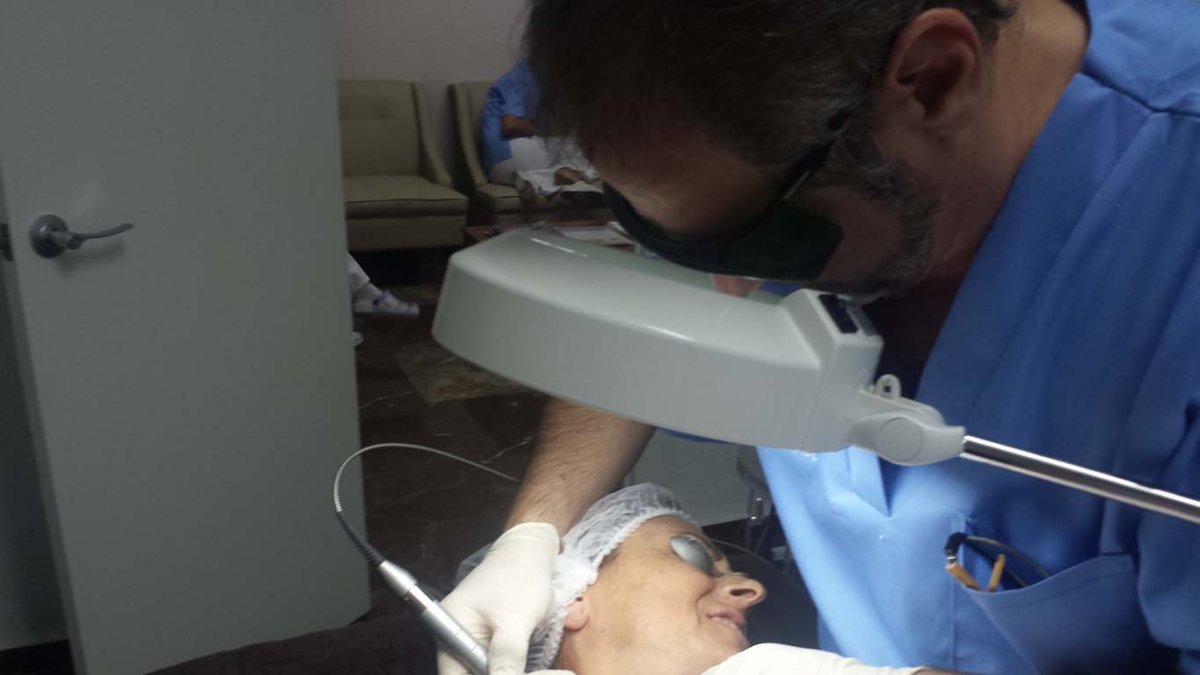 El director de la Clínica Salud y Láser aplica el láser a un paciente en su clínica.