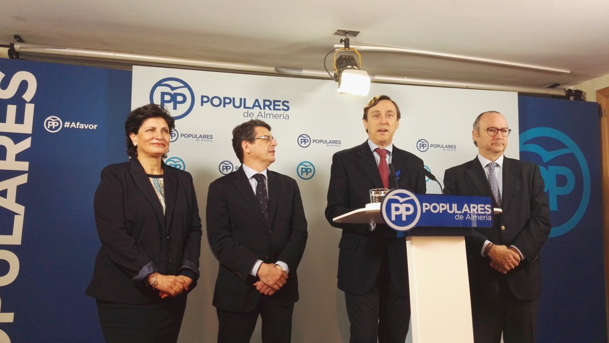 Hernando y otros parlamentarios del PP, esta mañana.