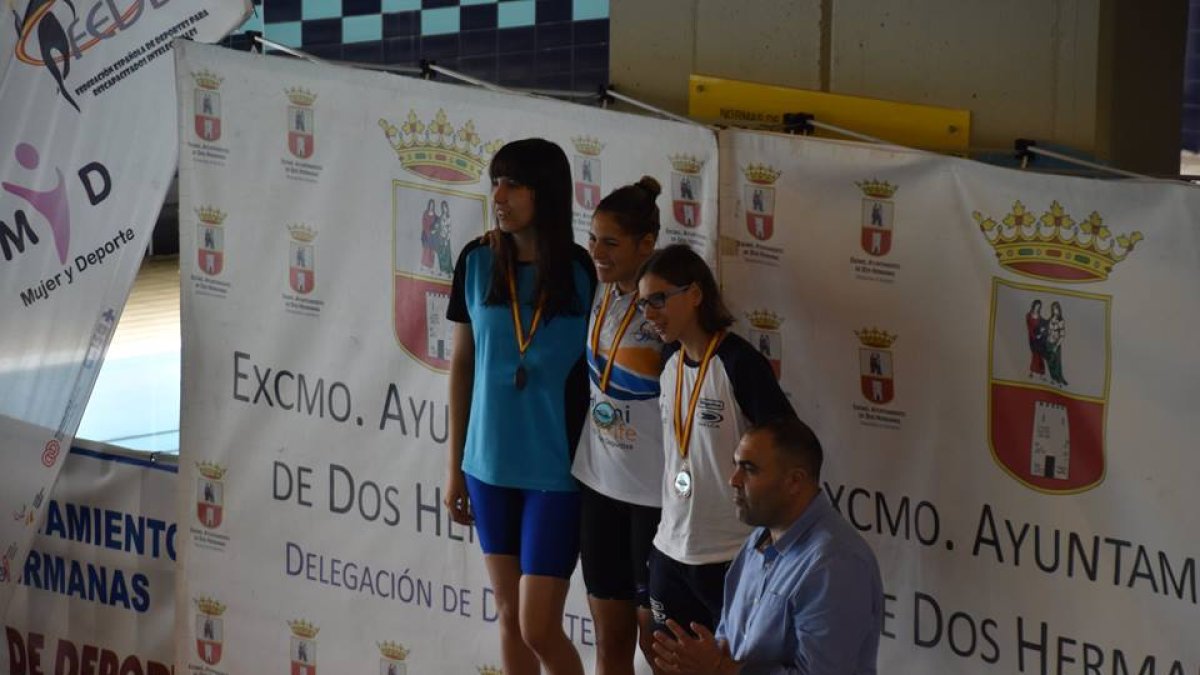 Una campeona a la izquierda.