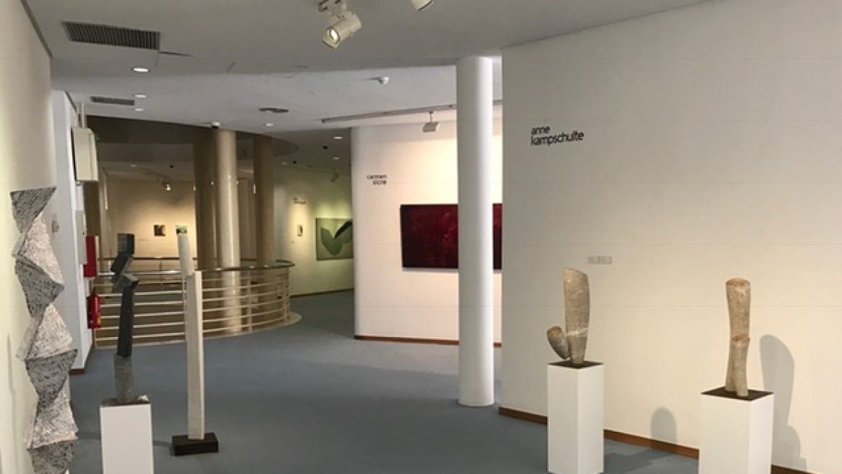 Vista del Espacio 2 con obras de Anne Kampschulte.