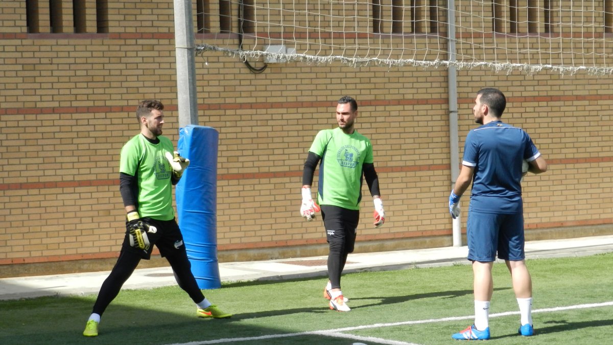 Álvaro y Manuel García se disputan un puesto en la meta.