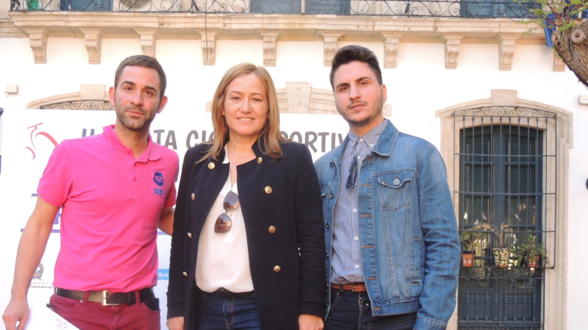 Domínguez con la alcaldesa y el concejal de Deportes de Níjar.