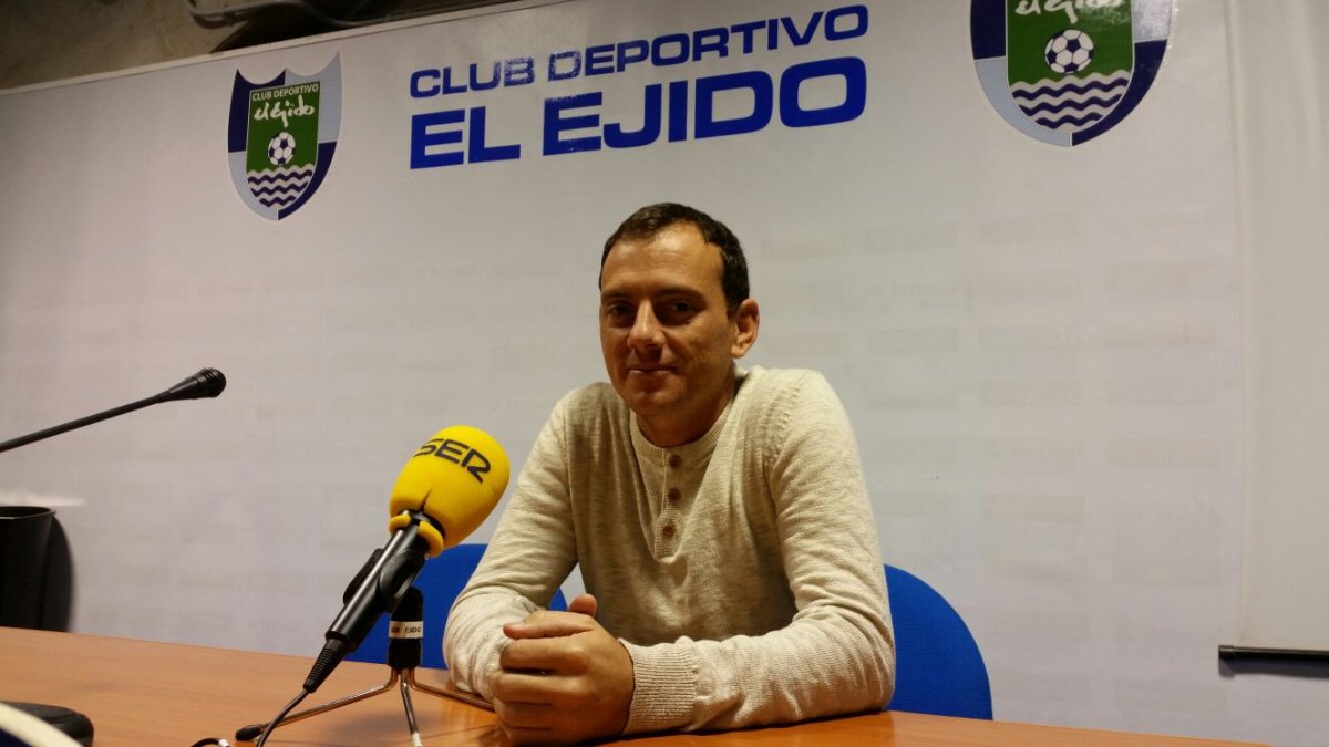 El entrenador del CD El Ejido en rueda de prensa