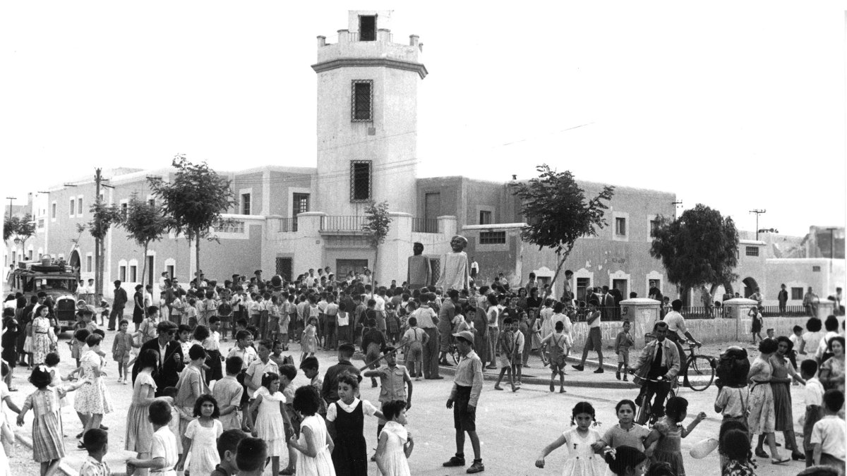 Los gigantes y cabezudos en el barrio de Regiones. Niños y niñas participaban igual de la fiesta.