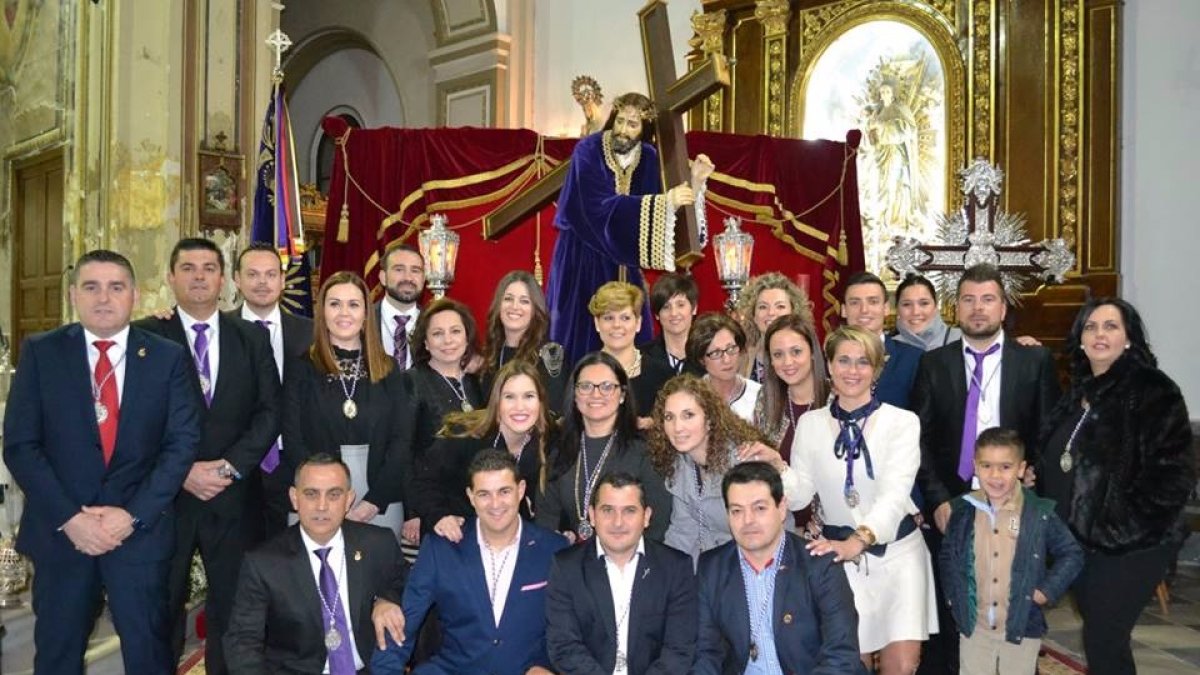 El presidente de la de la Real, Ilustre y Muy Venerable Cofradía de Nuestro Padre Jesús Nazareno, de Cuevas del Almanzora, Pedro Caparrós; y su Junta