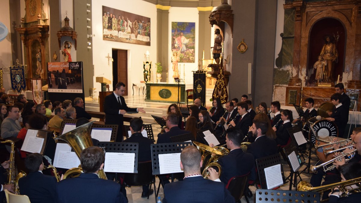 La Asociación Musical de Gádor dirigida por Víctor Enguídanos.