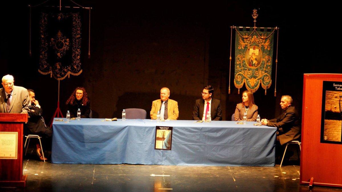 Ricardo Fábrega, José Díaz, alcalde de Tabernas; y representantes de las Cofradías.