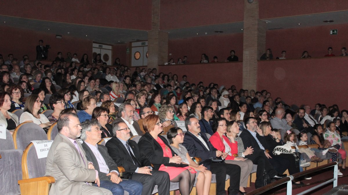 Los colegios almerienses Rosa Relaño, Los Millares y Freinet llenan el patio de butacas del Auditorio Maestro Padilla mostrando su proyecto solidario