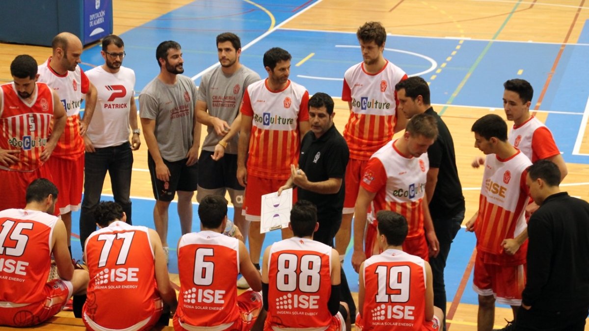 Los jugadores rojillos recibiendo instrucciones.