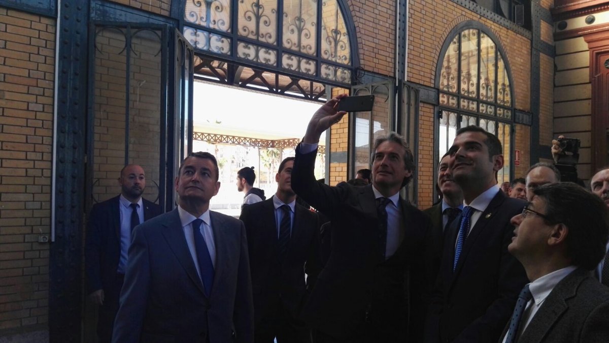 El ministro de Fomento fotografía la estación en su visita.