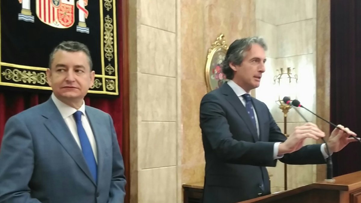 El ministro de Fomento, Íñigo de la Serna, en la Subdelegación del Gobierno.