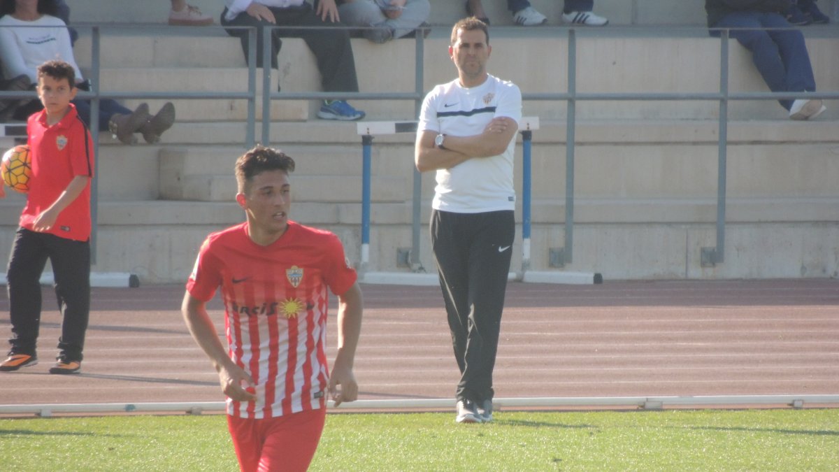 Esteban Navarro, entrenador del Almería juvenil.