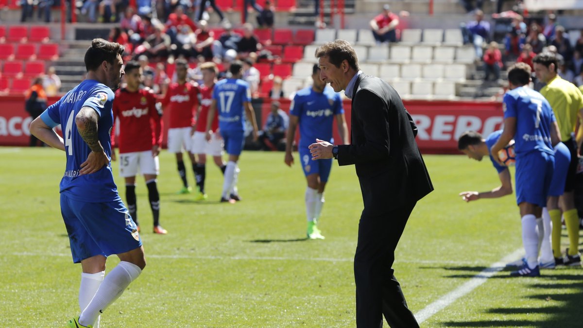 Ramis dando instrucciones a Ximo Navarro.
