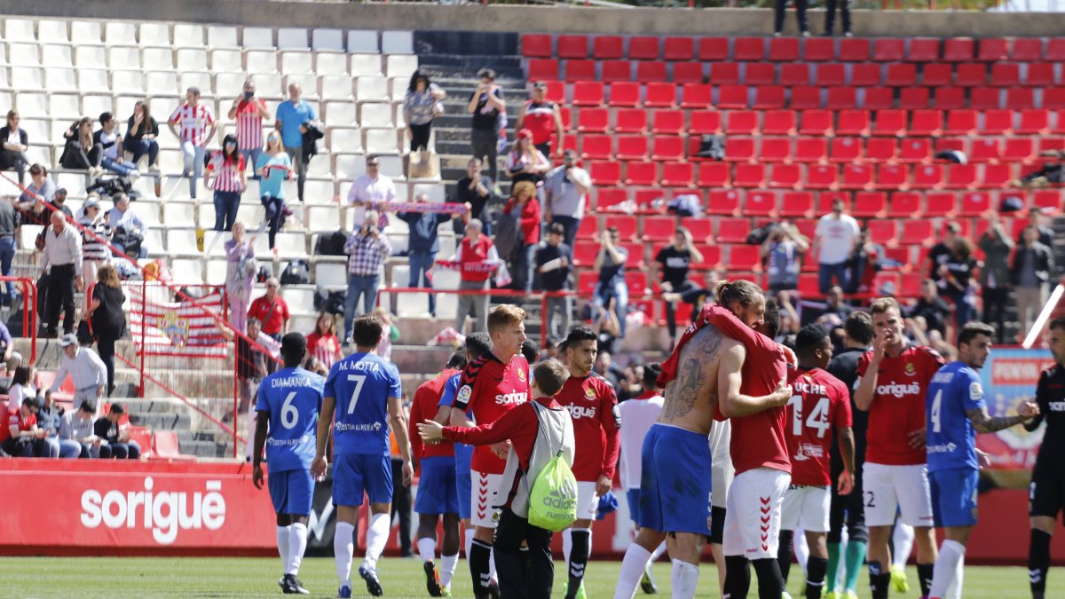 Los jugadores del Almería celebran la victoria en Tarragona.