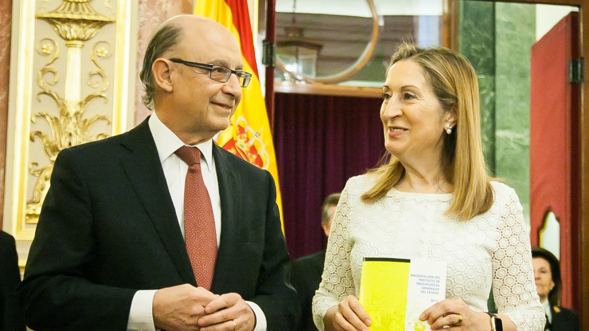 Entrega de los PGE en el Congreso esta mañana.