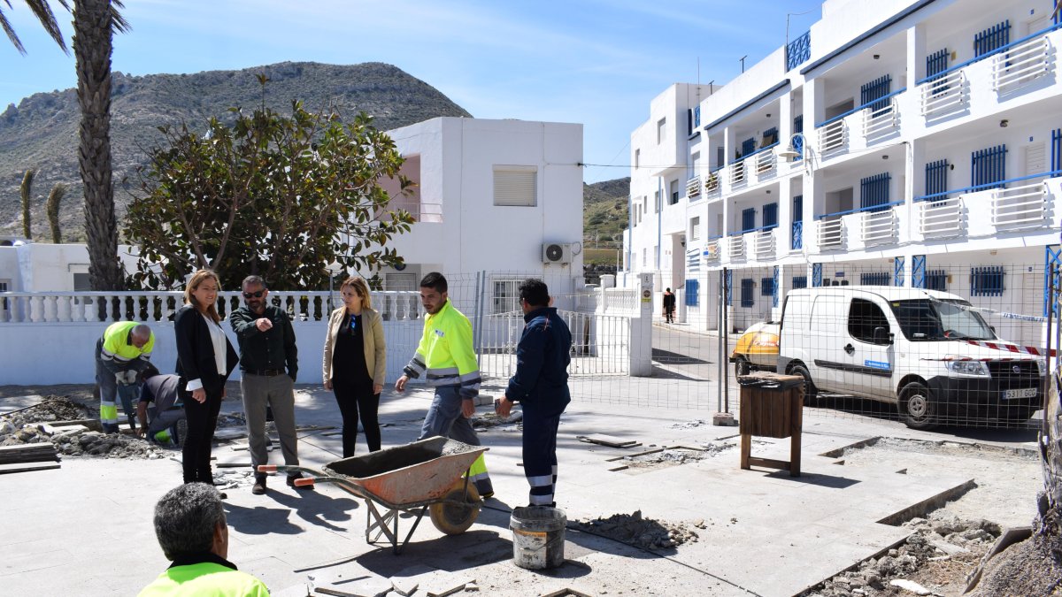 Alcaldesa y concejal en la zona de las obras en Las Negras.