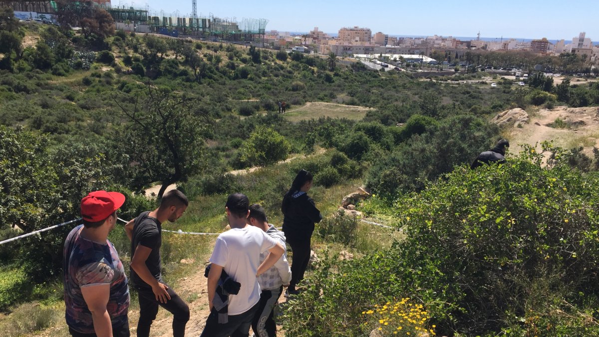 Decenas de jóvenes del barrio se acercaron ayer al lugar donde ocurrió la tragedia.