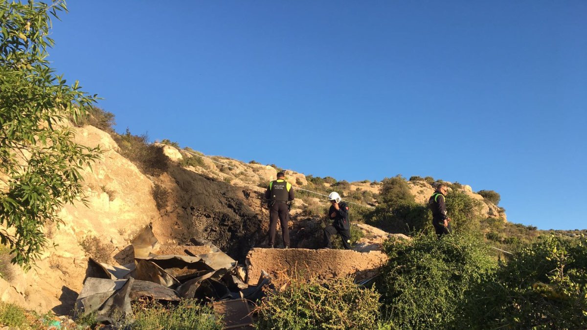 La Policía Local y los Bomberos ayer en la cueva