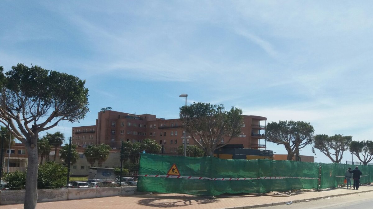 Obras en la parada del Hospital de Poniente.