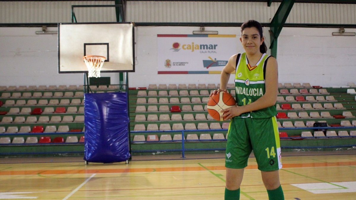 Lucía con la camiseta de Andalucía.