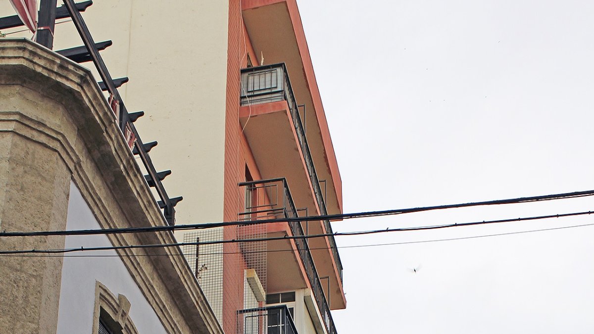 Edificio de cinco plantas frente al Palacio de los Marqueses de Cabra donde se quiere instalar la antena.