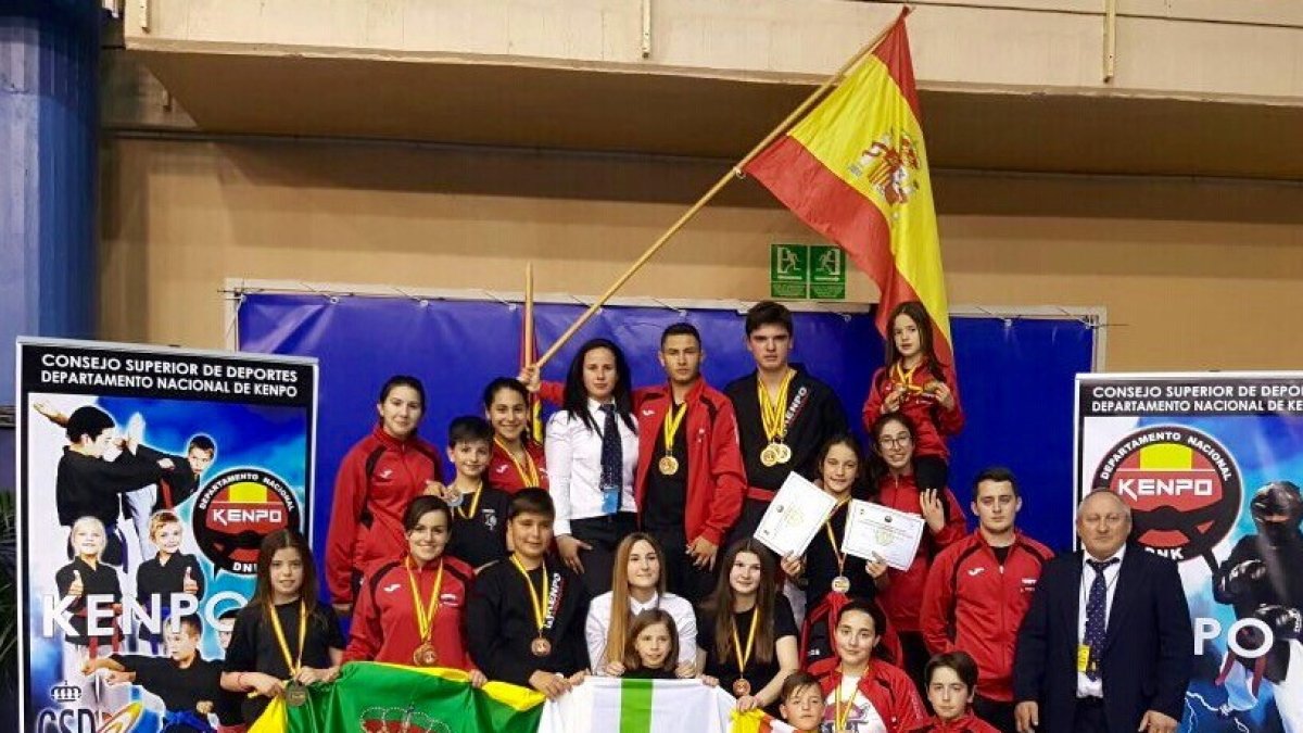 La delegación almeriense con sus medallas.
