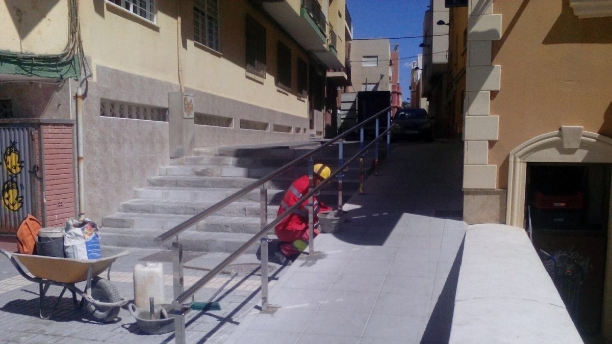 Colocación de barandillas en el paseo marítimo