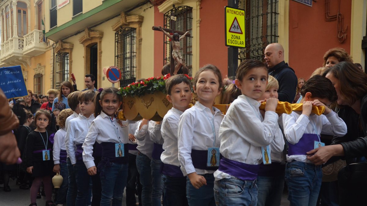Los nervios de los pequeños cofrades, previos a la salida de la procesión, se convierten en ilusión y alegría a la salida del cortejo procesional.