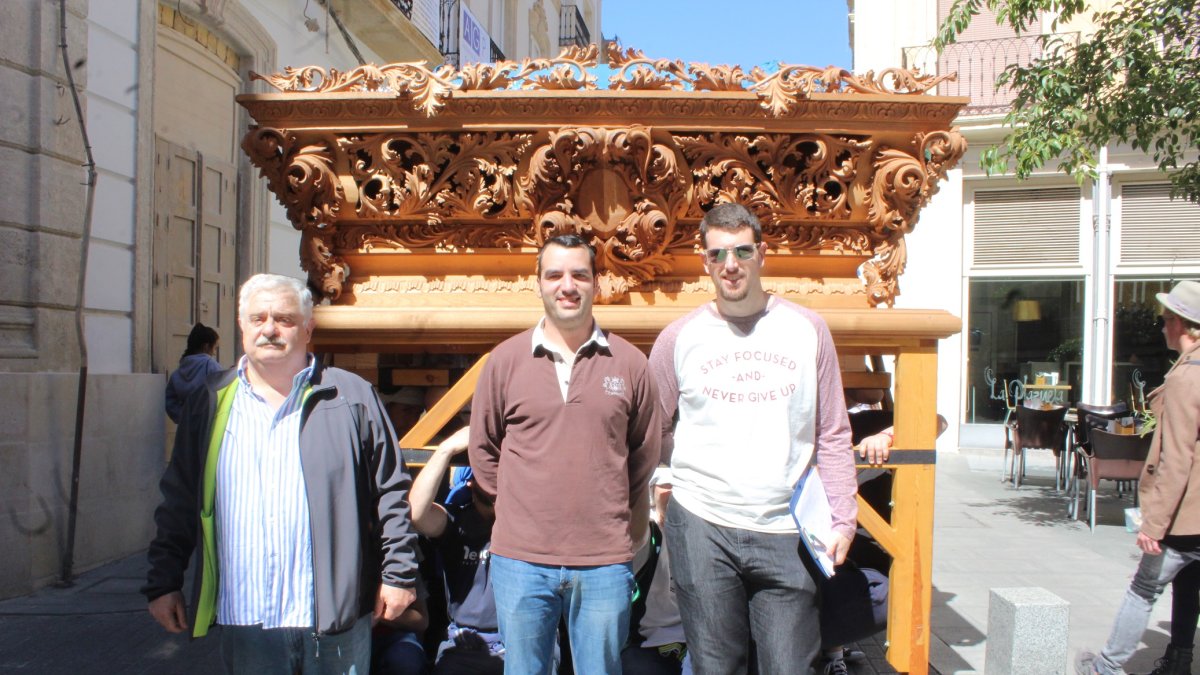 Paso de misterio de Nuestra Señora de las Angustias, en su mudá hasta la iglesia de la Compañía de María.