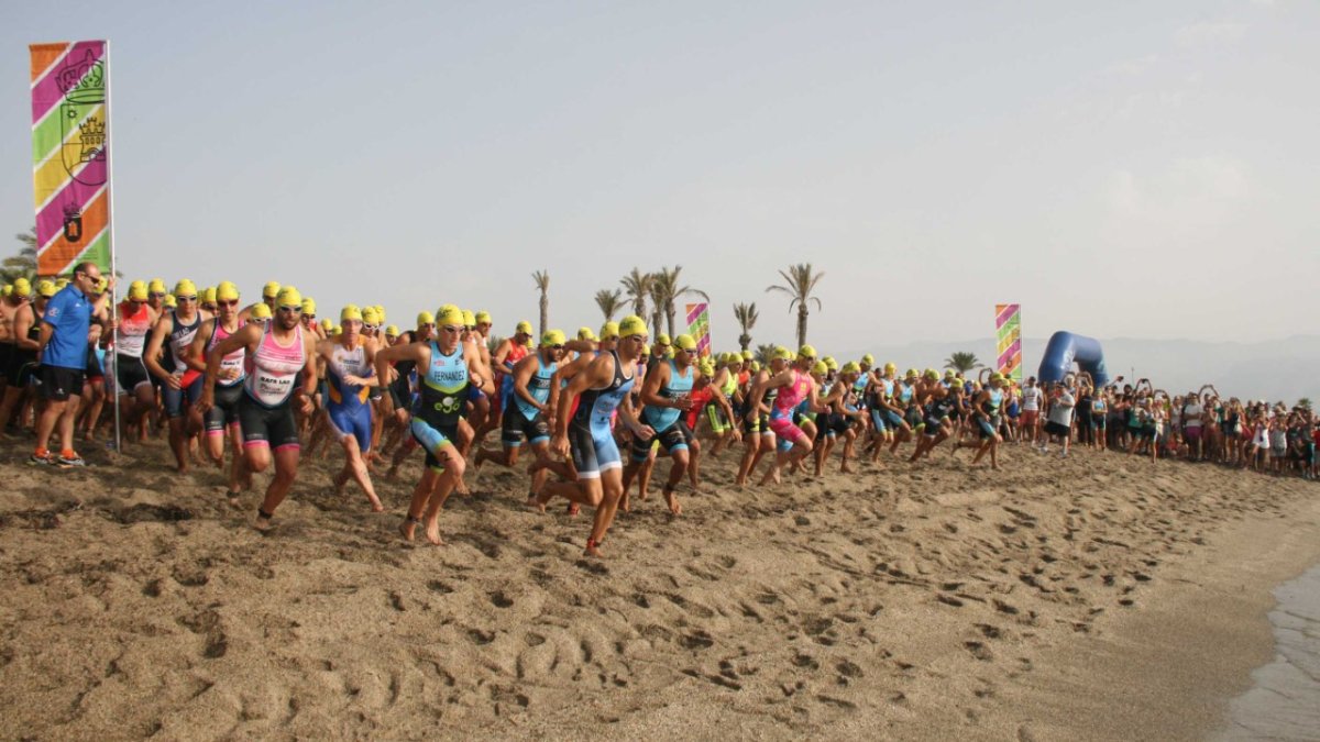Los deportistas tomando la salida de la pasada edición.