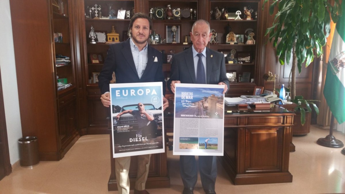 El alcalde, Gabriel Amat, y el concejal de Turismo, Luís Miguel Carmona, presentan la campaña.