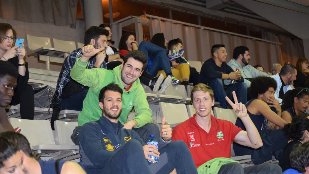 Los jugadores de Unicaja en la Copa del Rey viendo jugar a Ibiza.